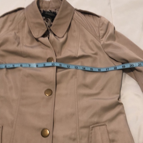 Peck & Peck Collection beige snap button coat with animal print inside - Picture 3 of 14